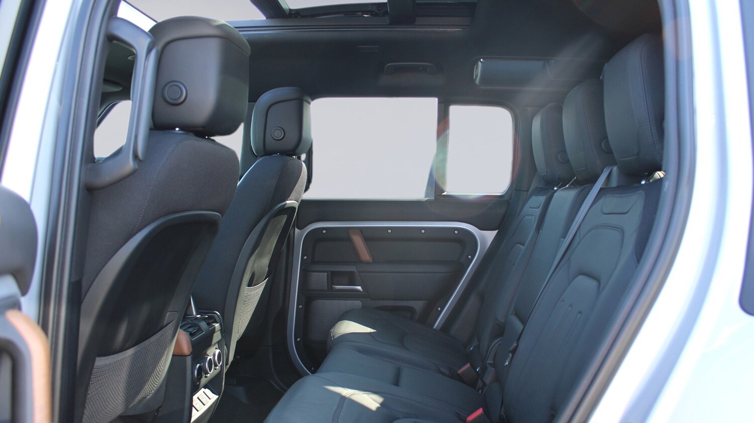 Used Land Rover Defender 2024 for sale - 76837665: Photo 4