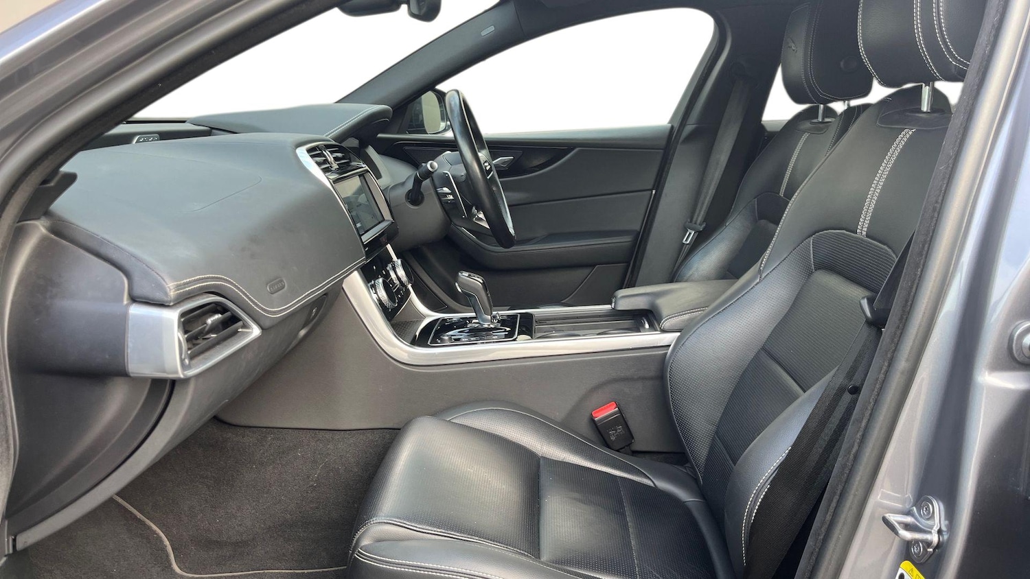 Used Jaguar XE 2021 for sale - 76937227: Photo 3