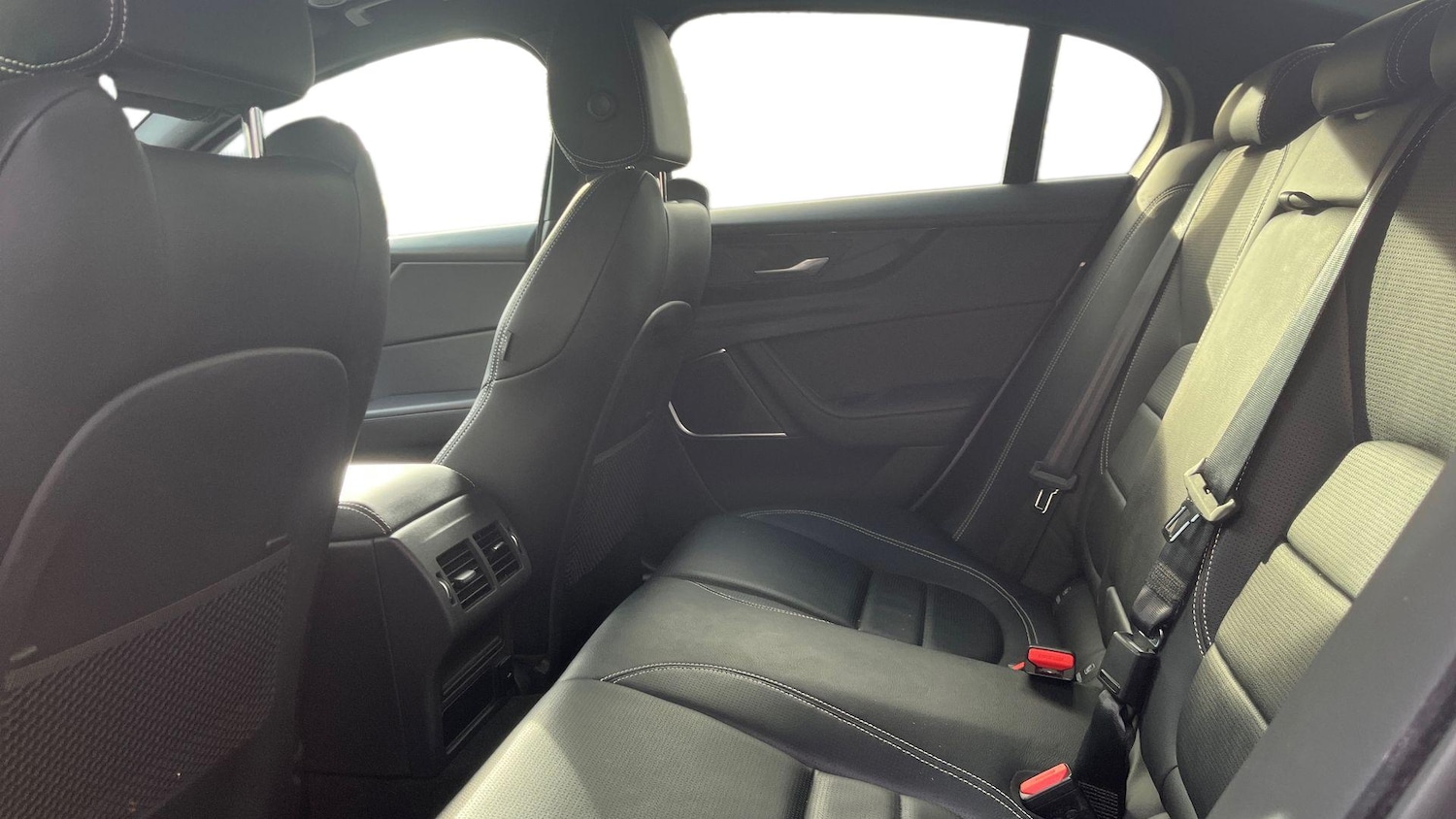 Used Jaguar XE 2021 for sale - 76937227: Photo 4