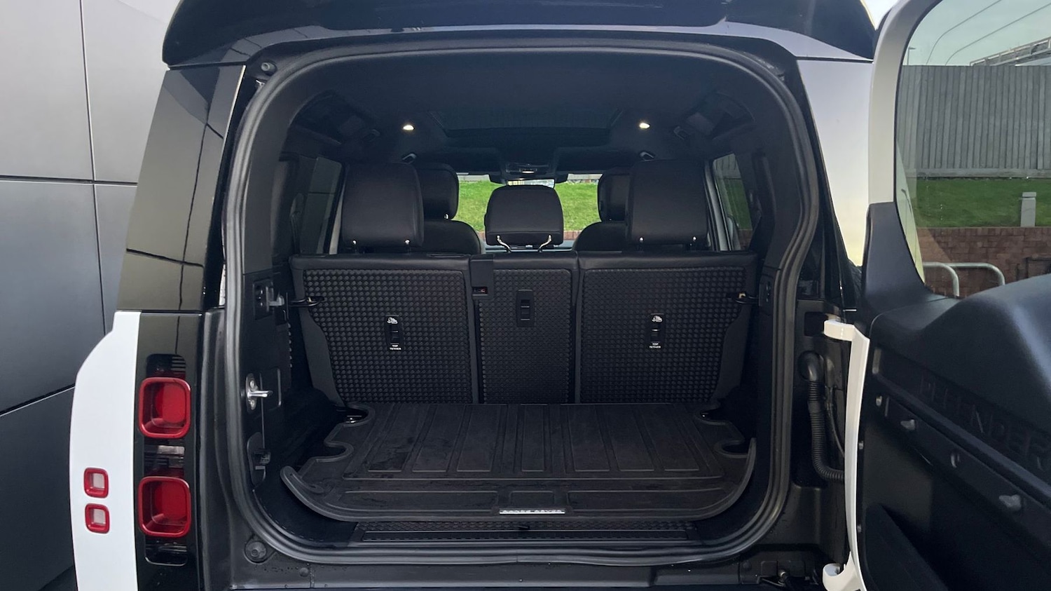 Used Land Rover Defender 2023 for sale - 77926878: Photo 10