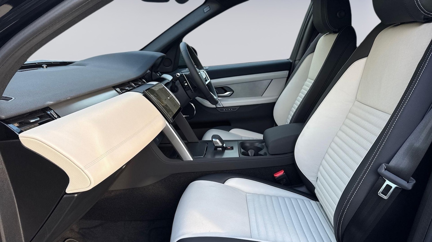 Used Land Rover Discovery Sport 2026 for sale - 77480002: Photo 3