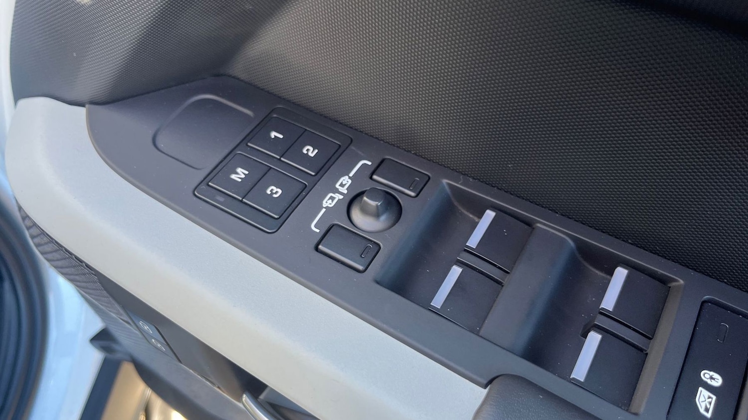 Used Land Rover Defender 2023 for sale - 76716710: Photo 25