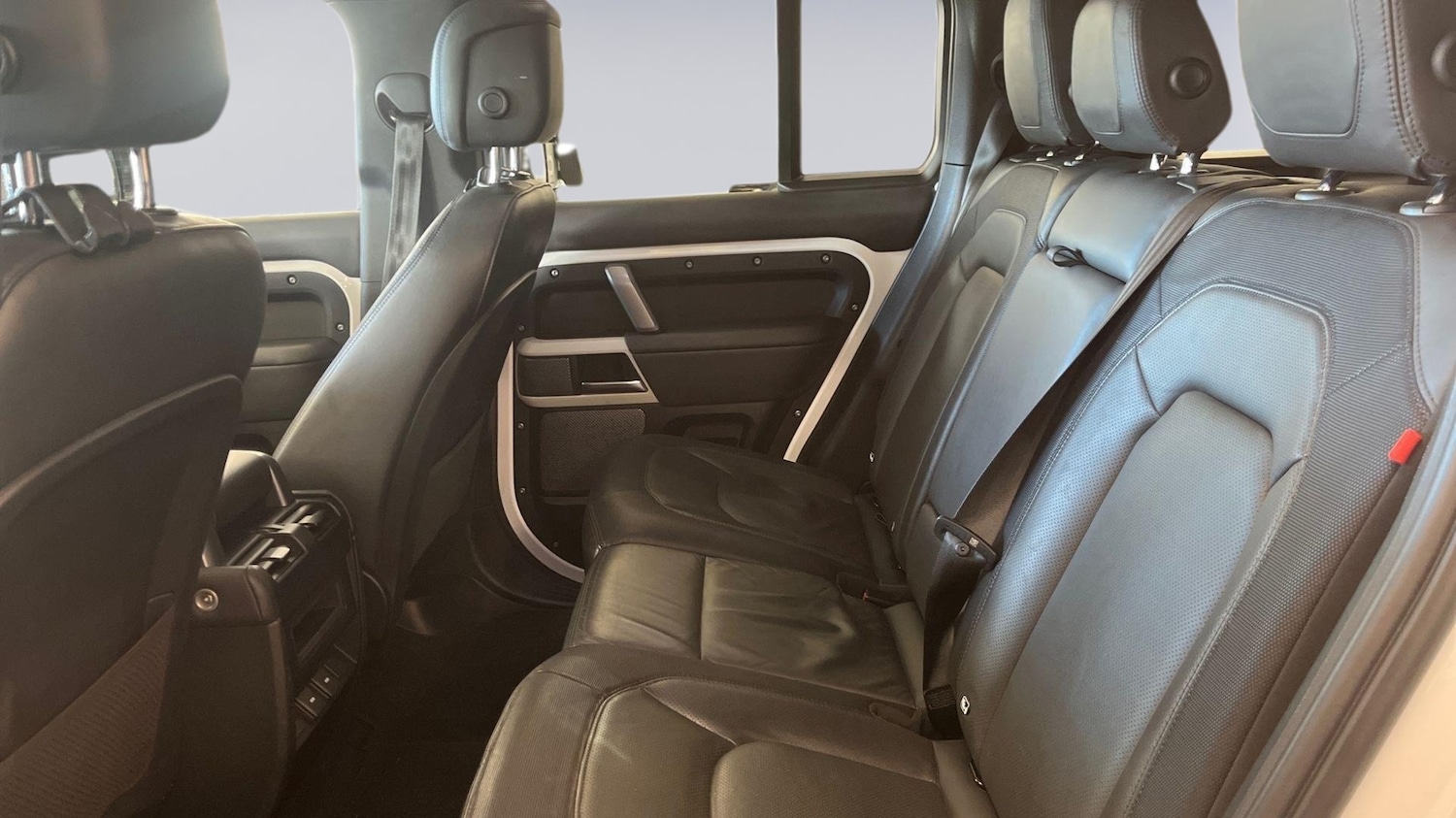 Used Land Rover Defender 2023 for sale - 76716710: Photo 4