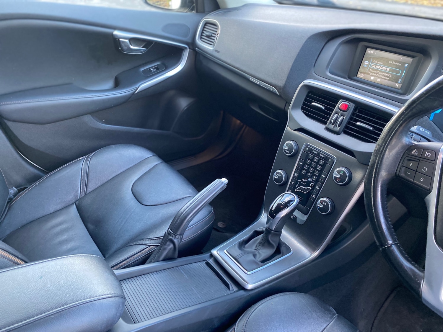 Used Volvo V40 2014 for sale - 76455579: Photo 10