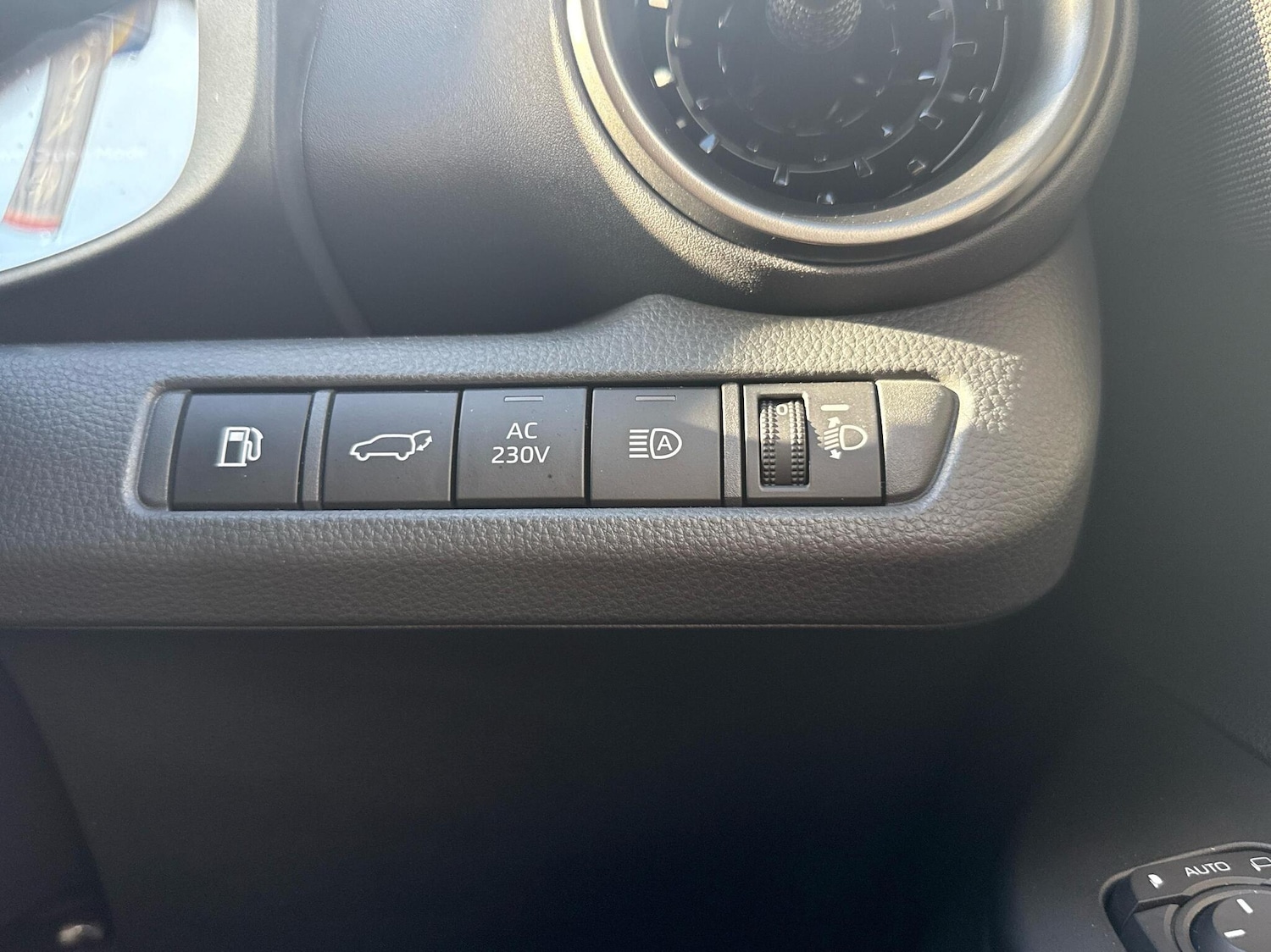 Used Toyota C-HR 2024 for sale - 76500870: Photo 26