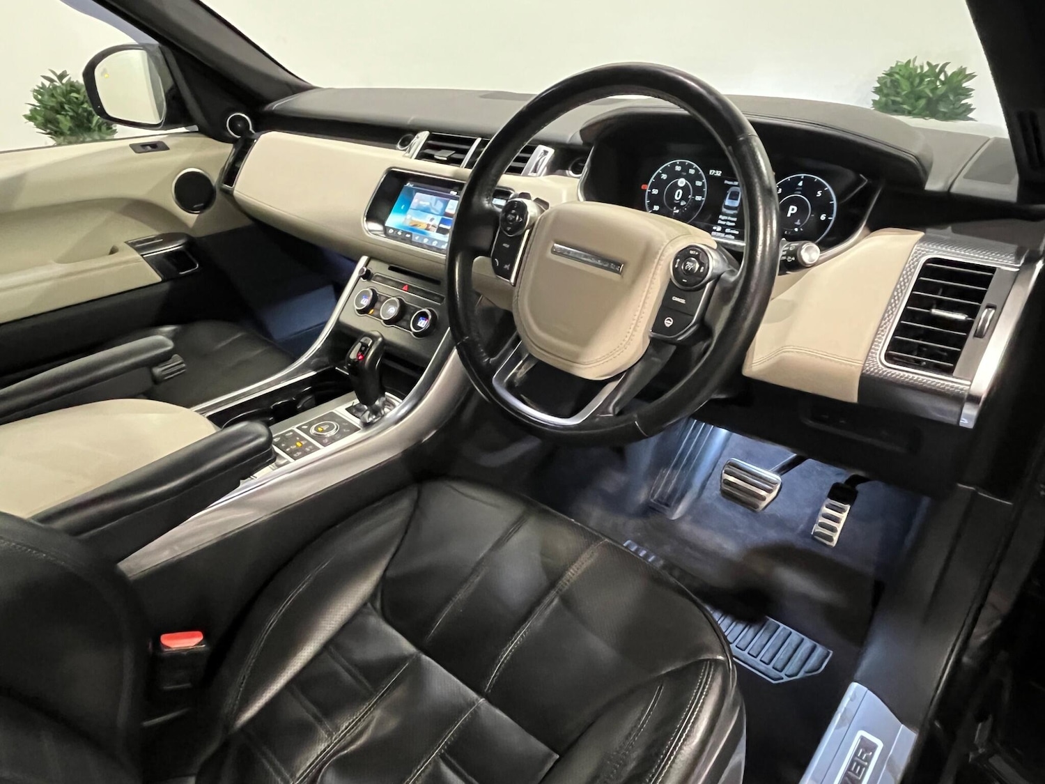 Used Land Rover Range Rover Sport 2017 for sale - 76632733: Photo 3