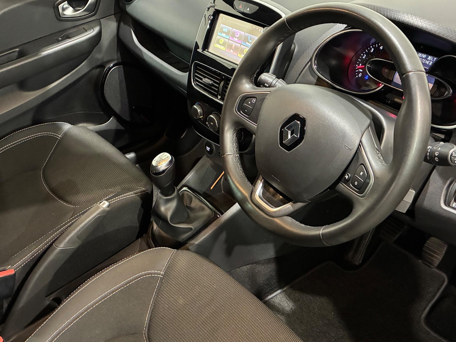 Used Renault Clio 2018 for sale - 76964897: Photo 3