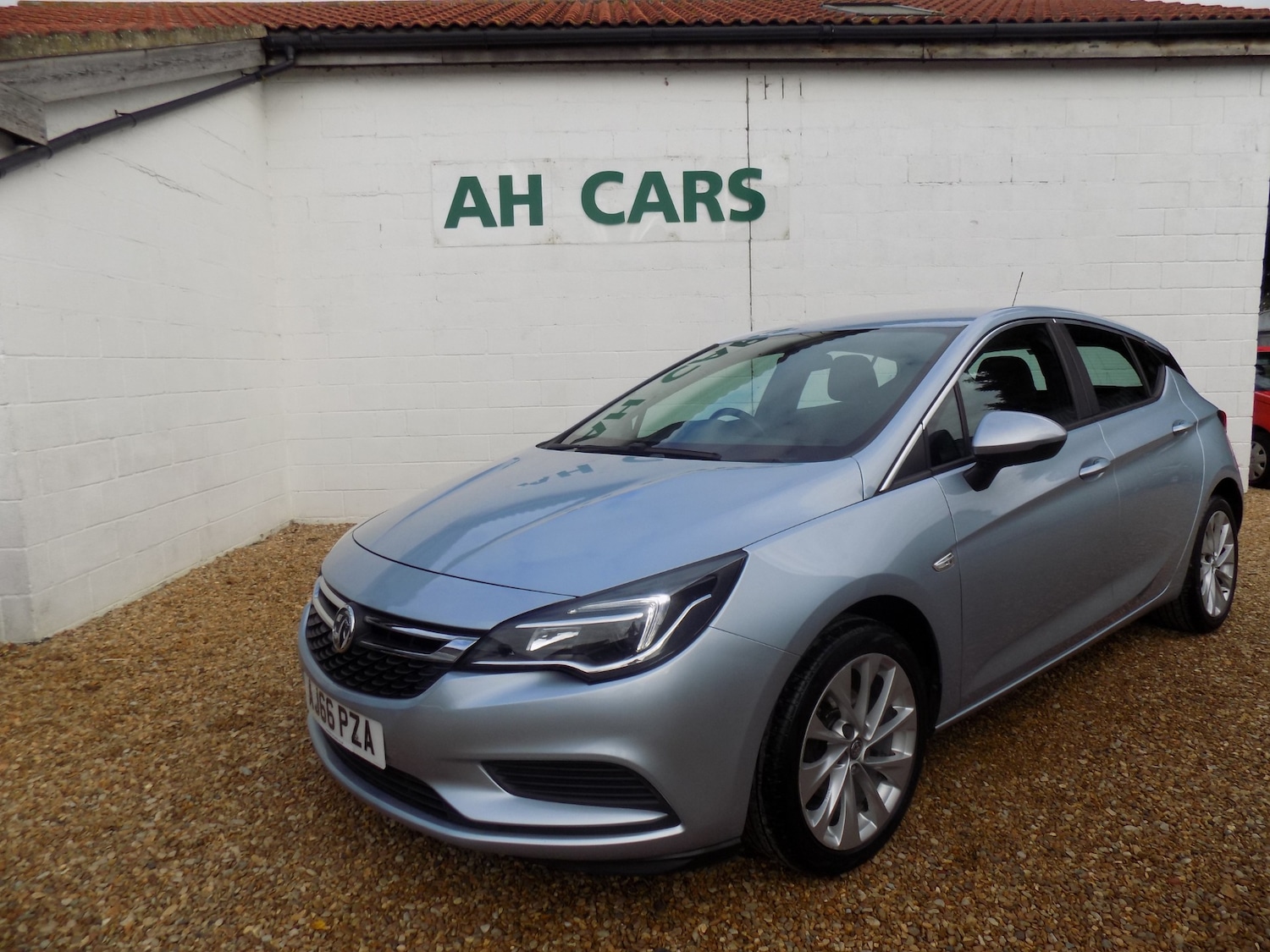 Used Vauxhall Astra 2017 for sale - 76352438: Photo 2