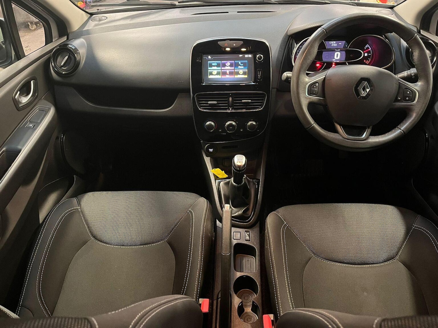 Used Renault Clio 2016 for sale - 76656131: Photo 16