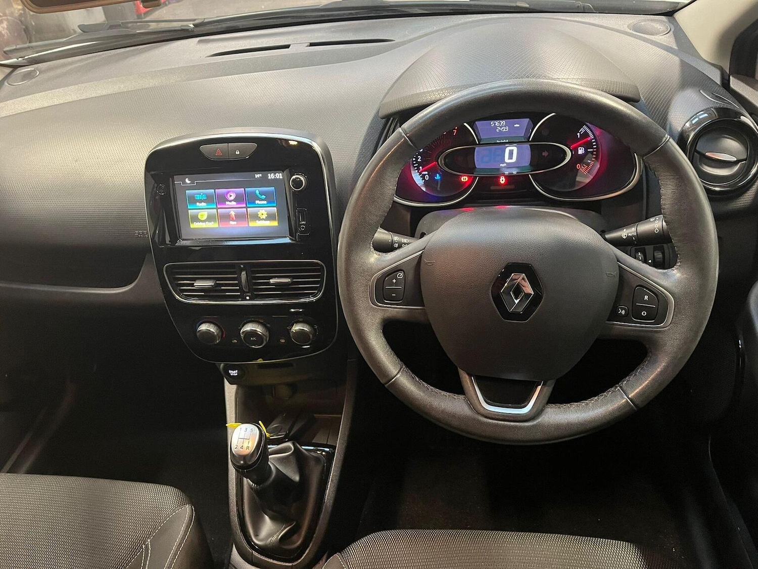 Used Renault Clio 2016 for sale - 76656131: Photo 17