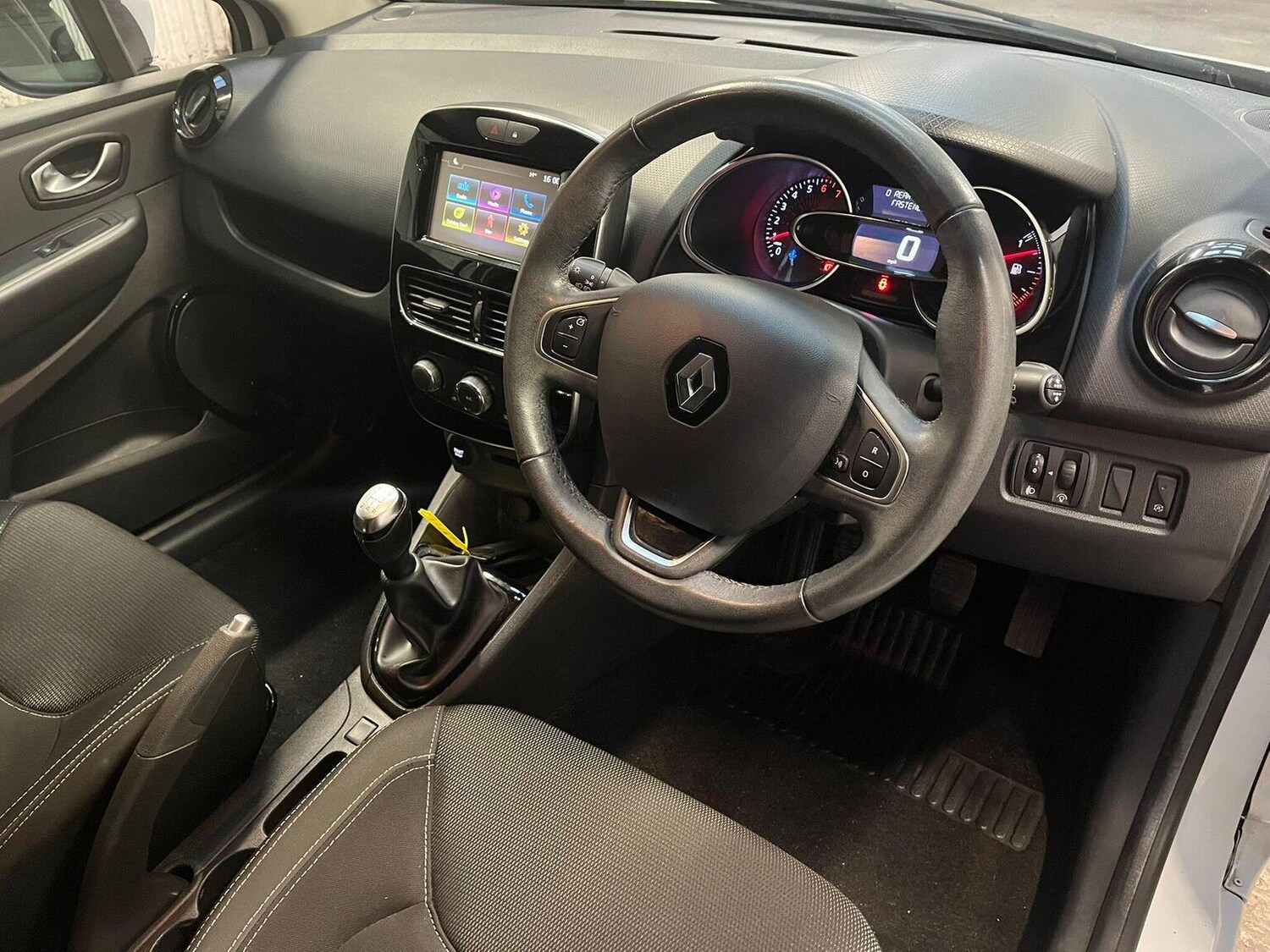 Used Renault Clio 2016 for sale - 76656131: Photo 19