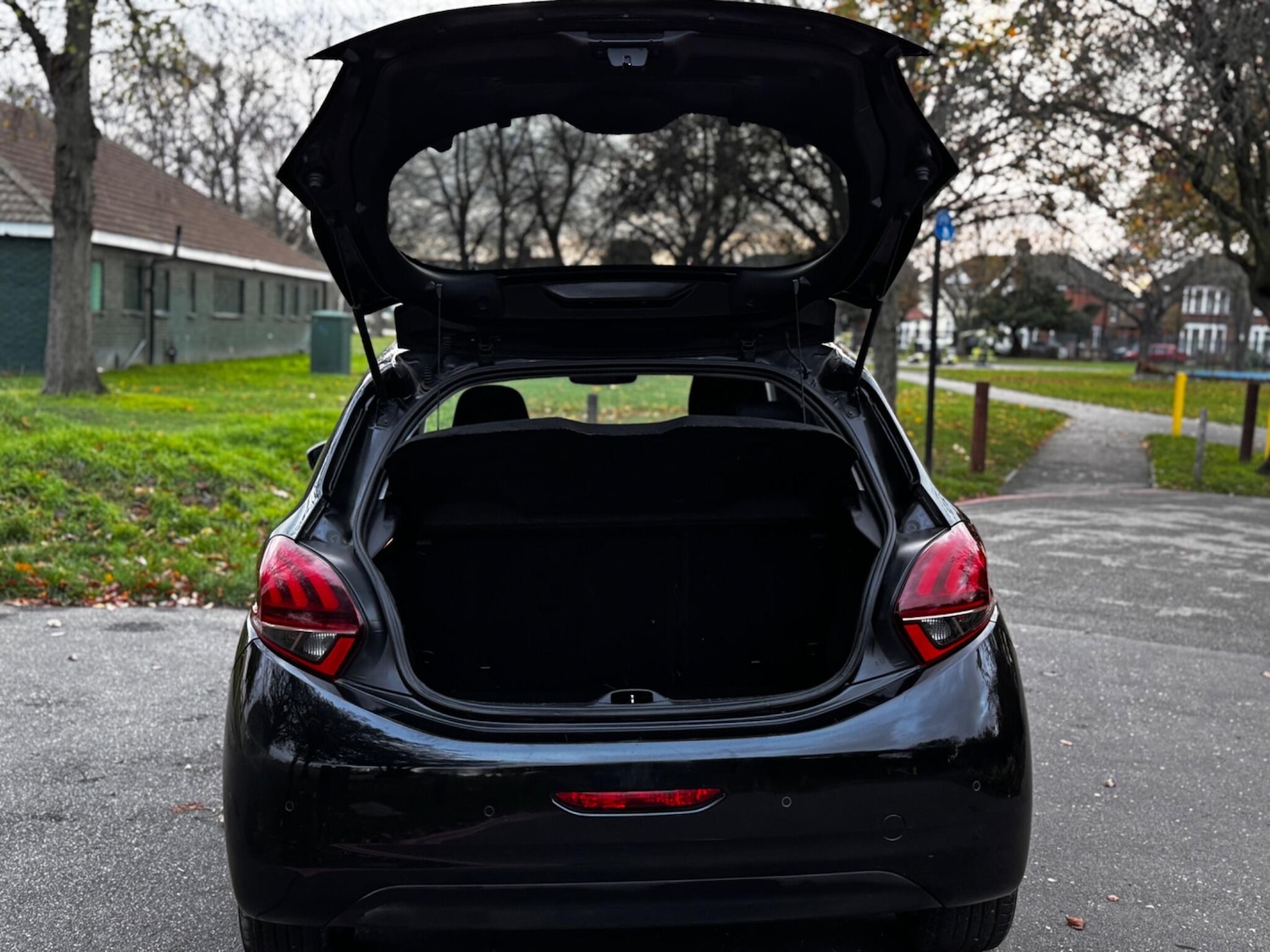 Used Peugeot 208 2017 for sale - 76633496: Photo 38