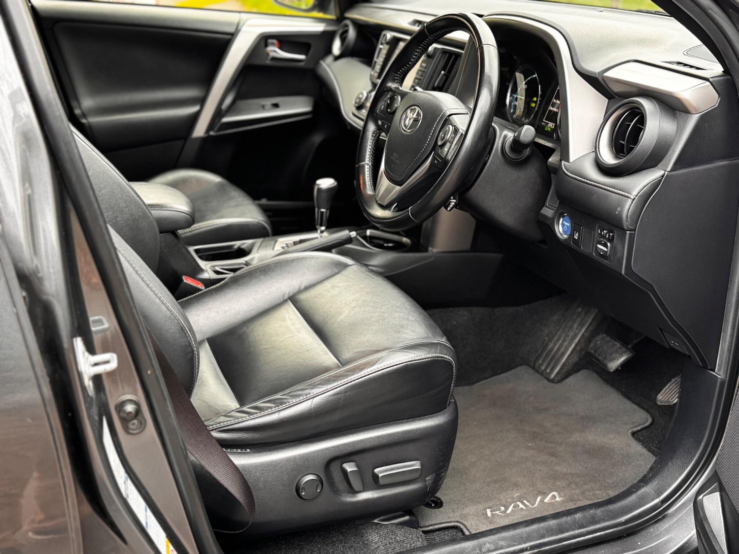 Used Toyota RAV4 2016 for sale - 76993736: Photo 26