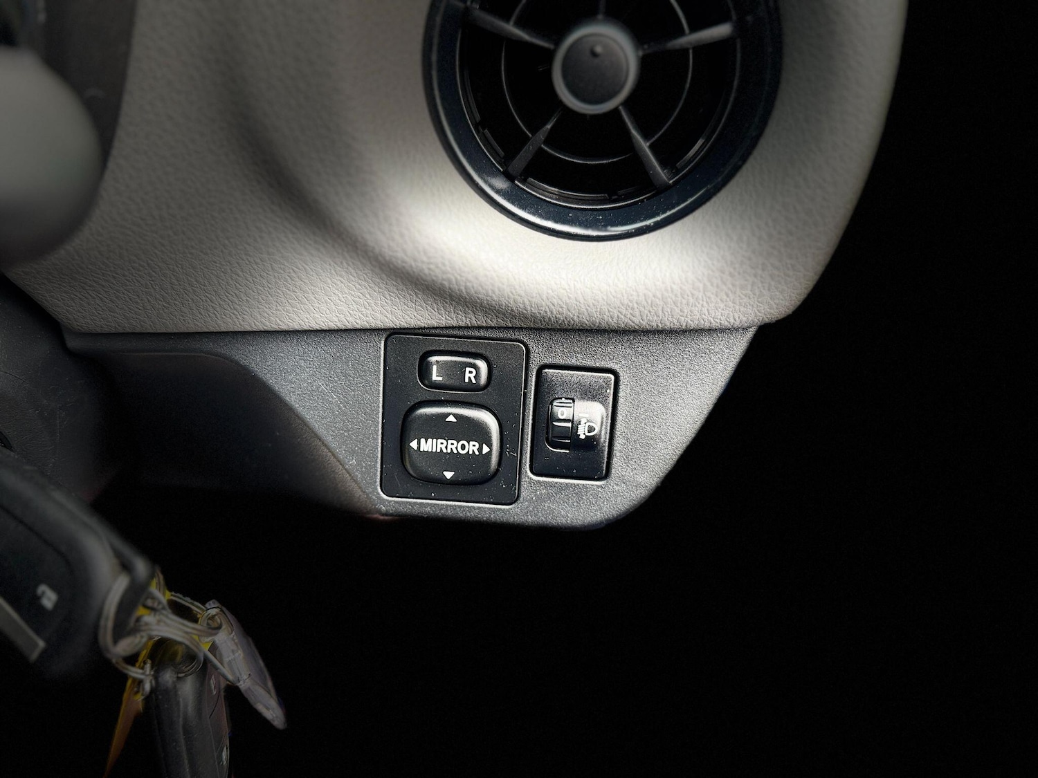 Used Toyota Yaris 2017 for sale - 76269948: Photo 37