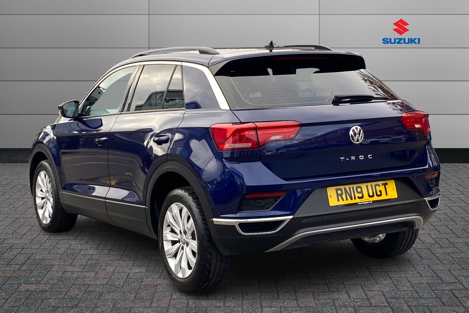 Used Volkswagen T-Roc 2019 for sale - 76673696: Photo 2