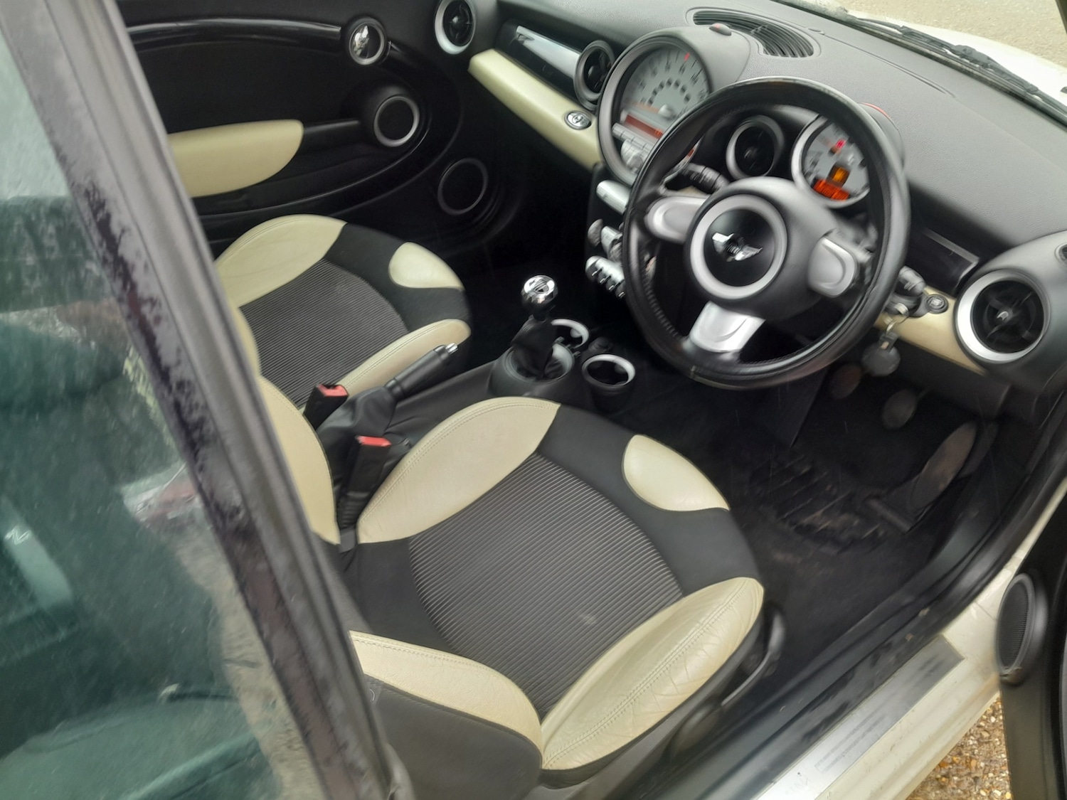 Used MINI Convertible 2010 for sale - 77475306: Photo 2