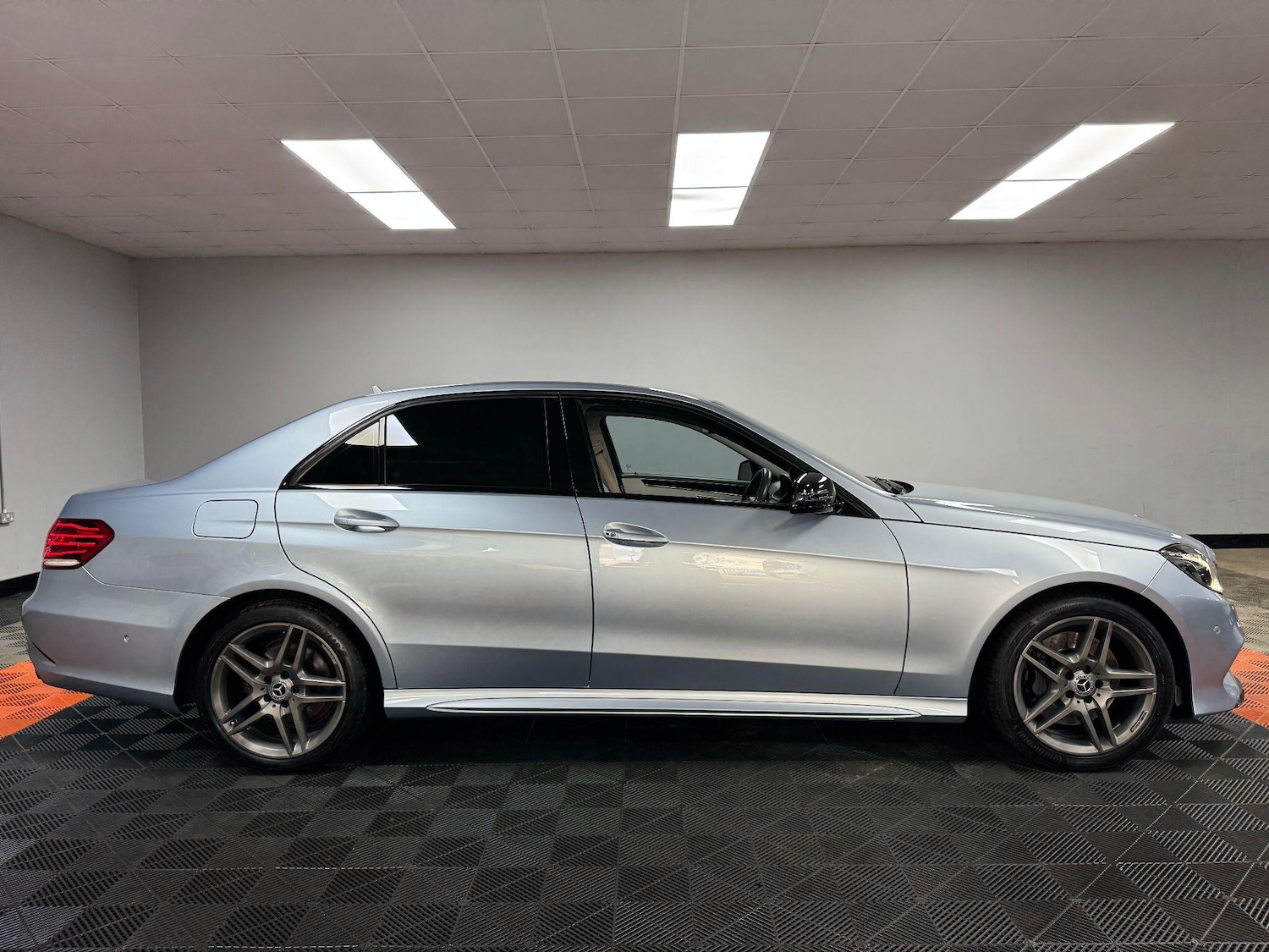 Used Mercedes-Benz E Class 2015 for sale - 75884010: Photo 9