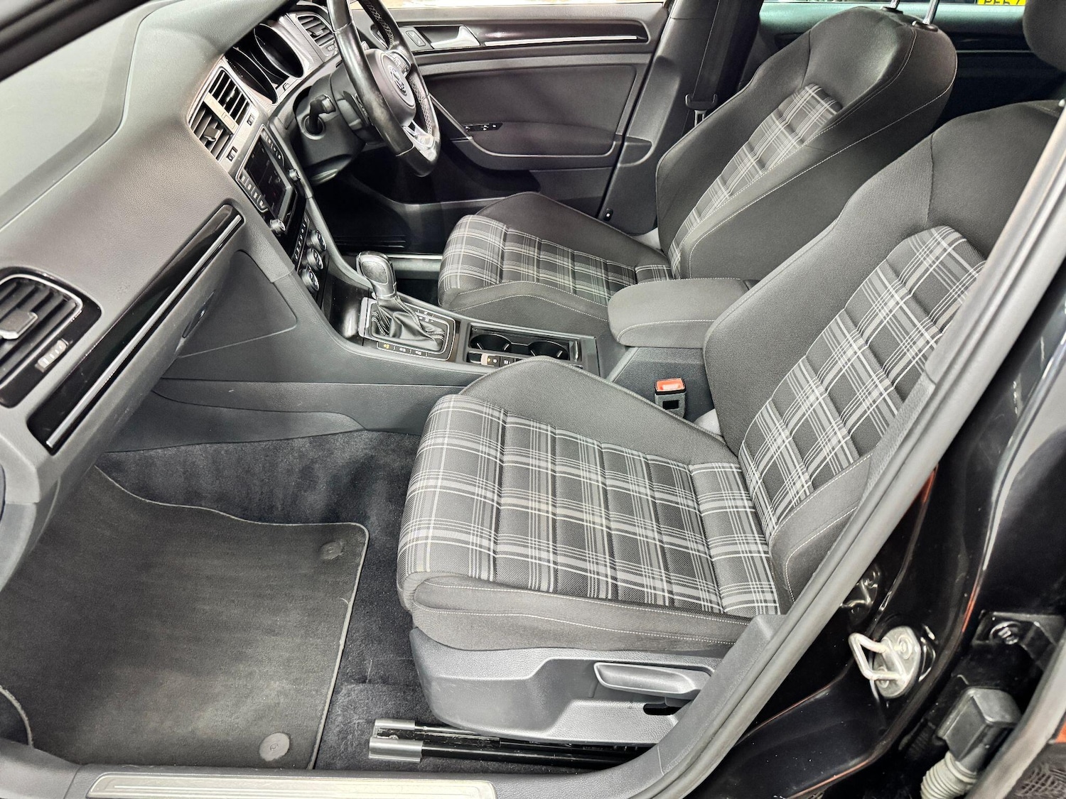 Used Volkswagen Golf 2016 for sale - 76408820: Photo 76