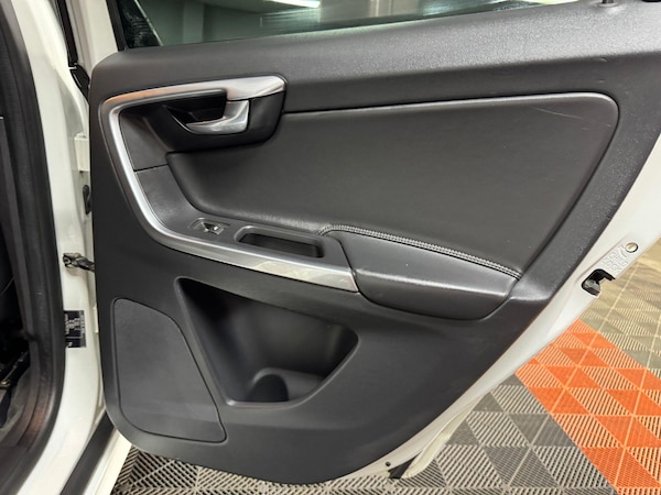 Used Volvo XC60 2015 for sale - 76138651: Photo 28