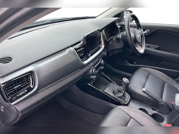 Used Kia Stonic 2024 for sale - 76254932: Photo 2