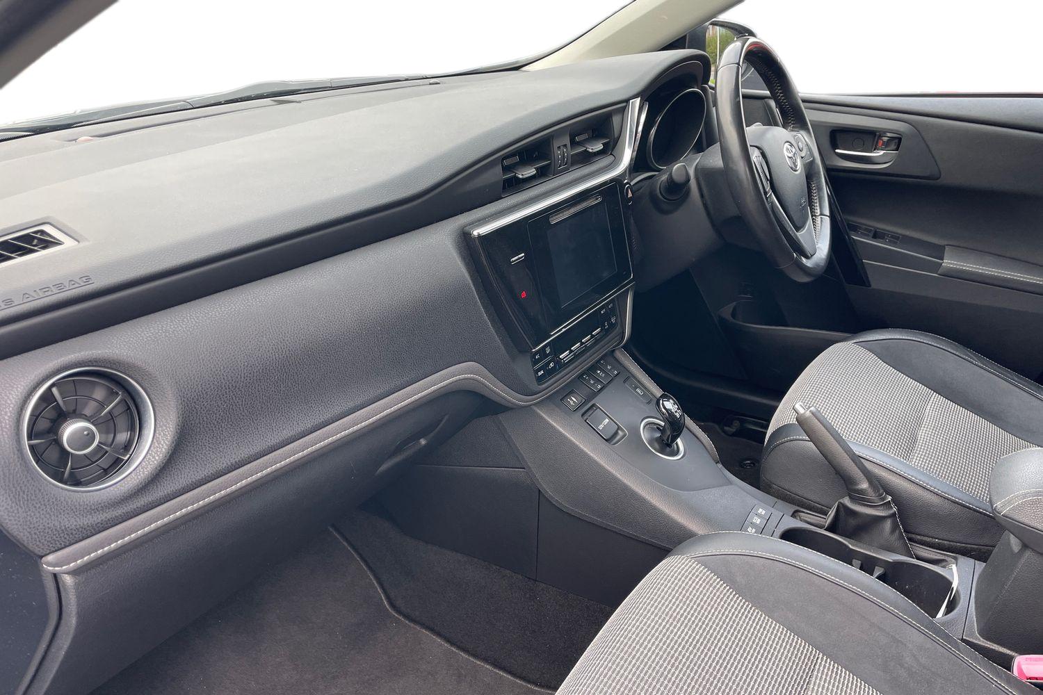 Used Toyota Auris 2015 for sale - 76254860: Photo 2