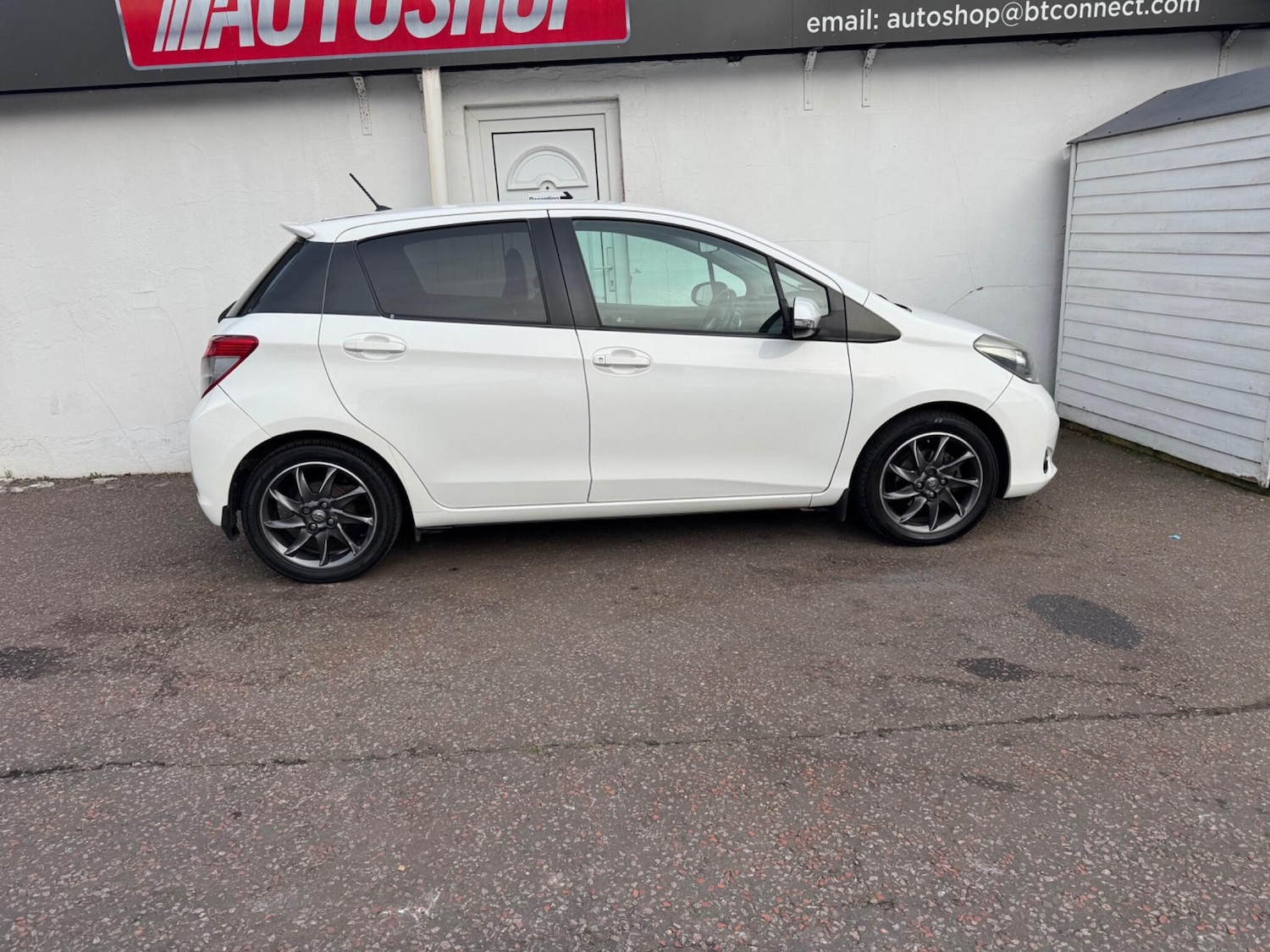 Used Toyota Yaris 2012 for sale - 76498722: Photo 2