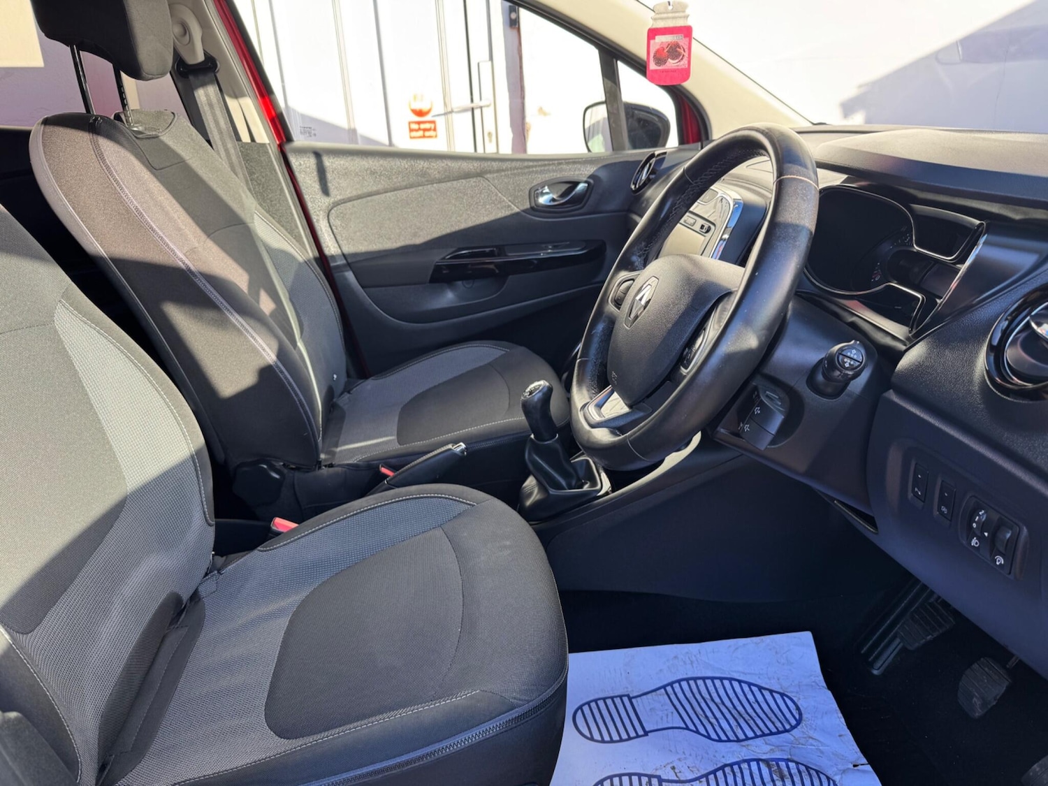 Used Renault Captur 2017 for sale - 76998937: Photo 5