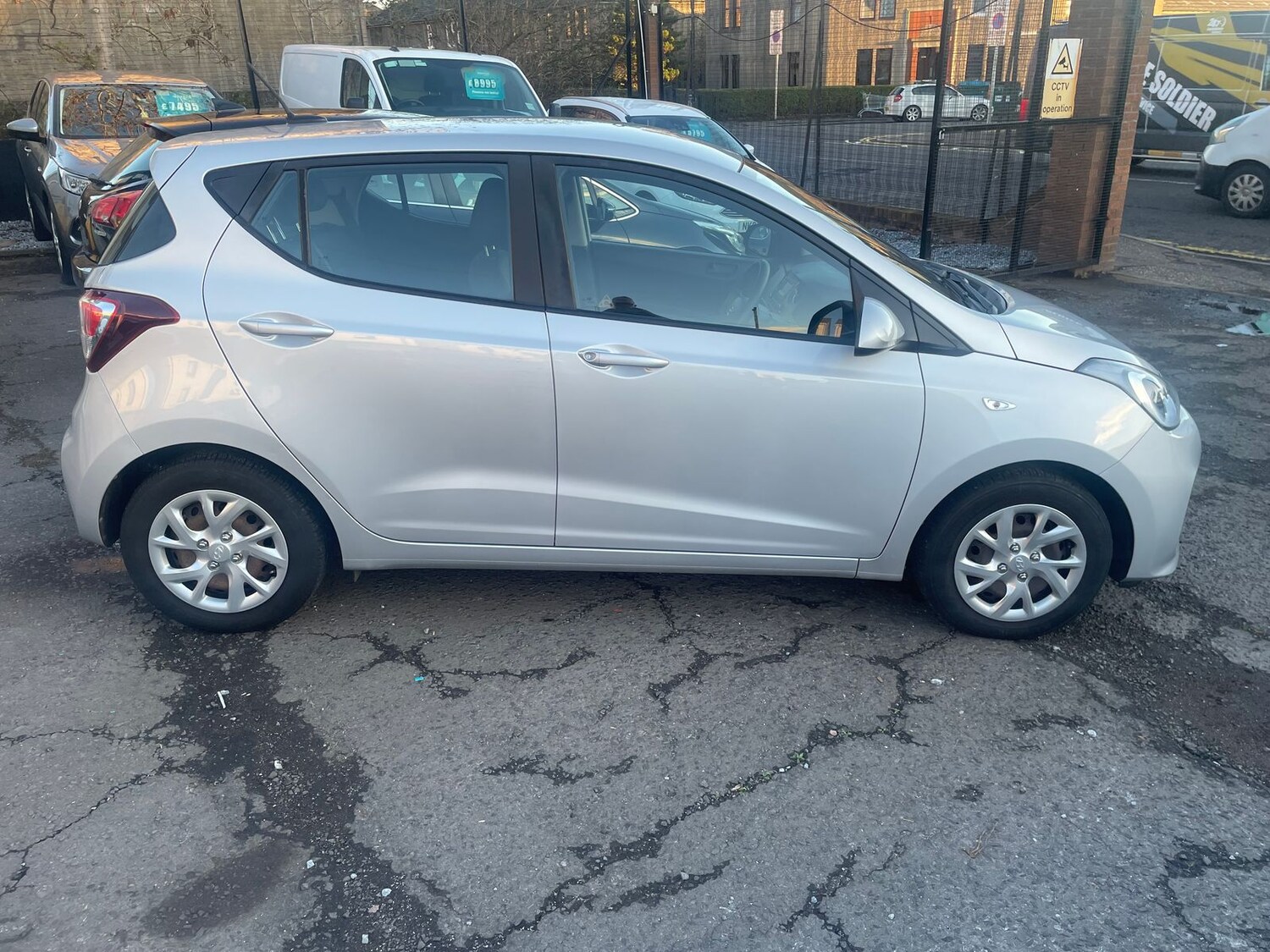 Used Hyundai i10 2017 for sale - 76410439: Photo 3