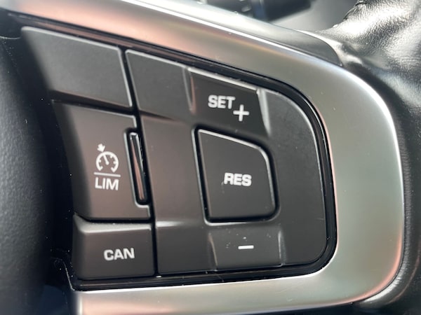 Used Jaguar XE 2017 for sale - 76203669: Photo 23