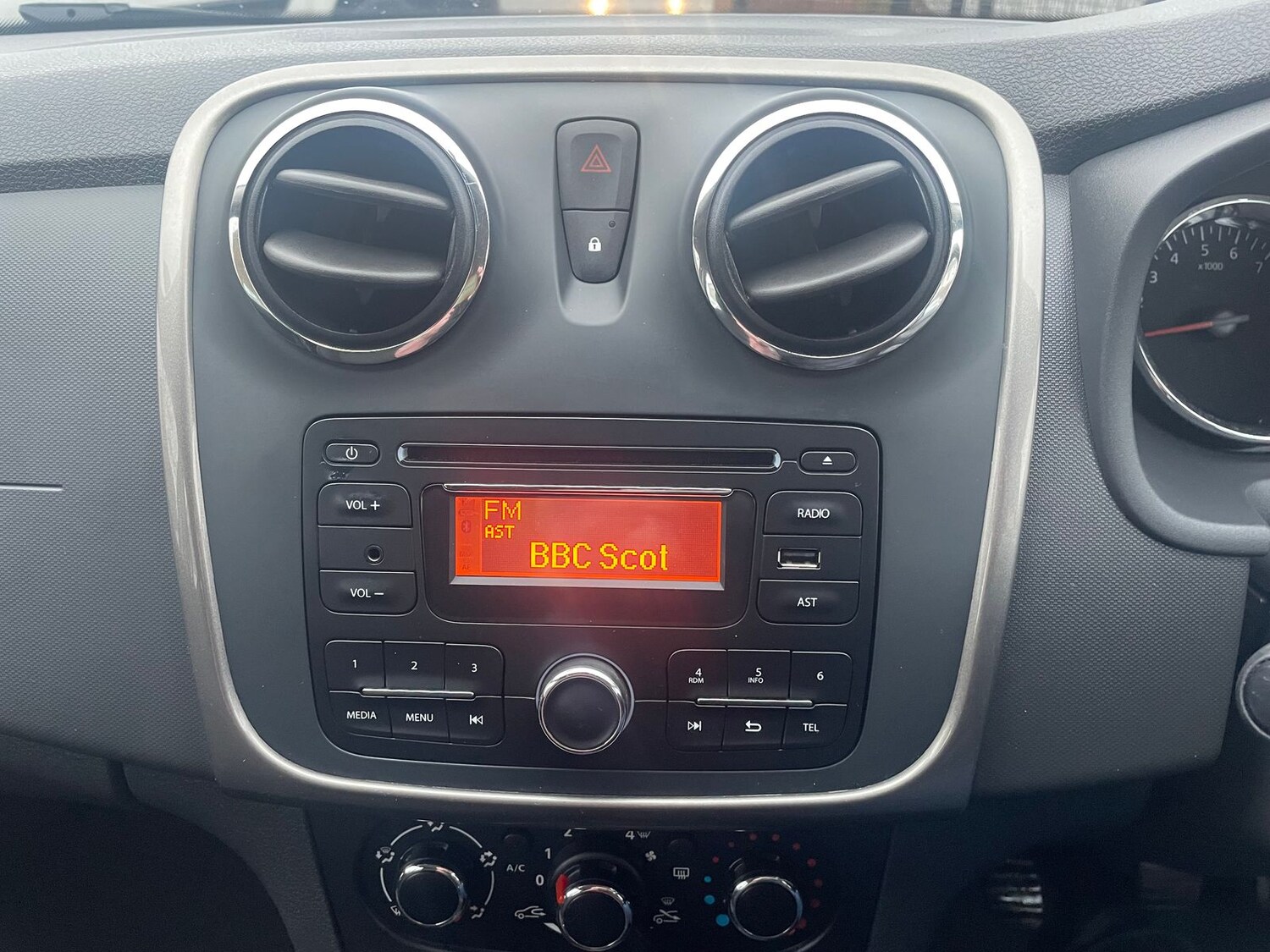 Used Dacia Sandero 2015 for sale - 77405584: Photo 14