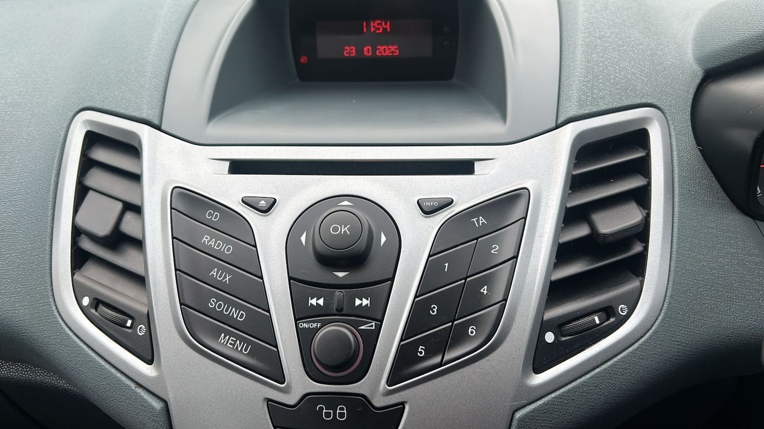 Used Ford Fiesta 2010 for sale - 76361689: Photo 17
