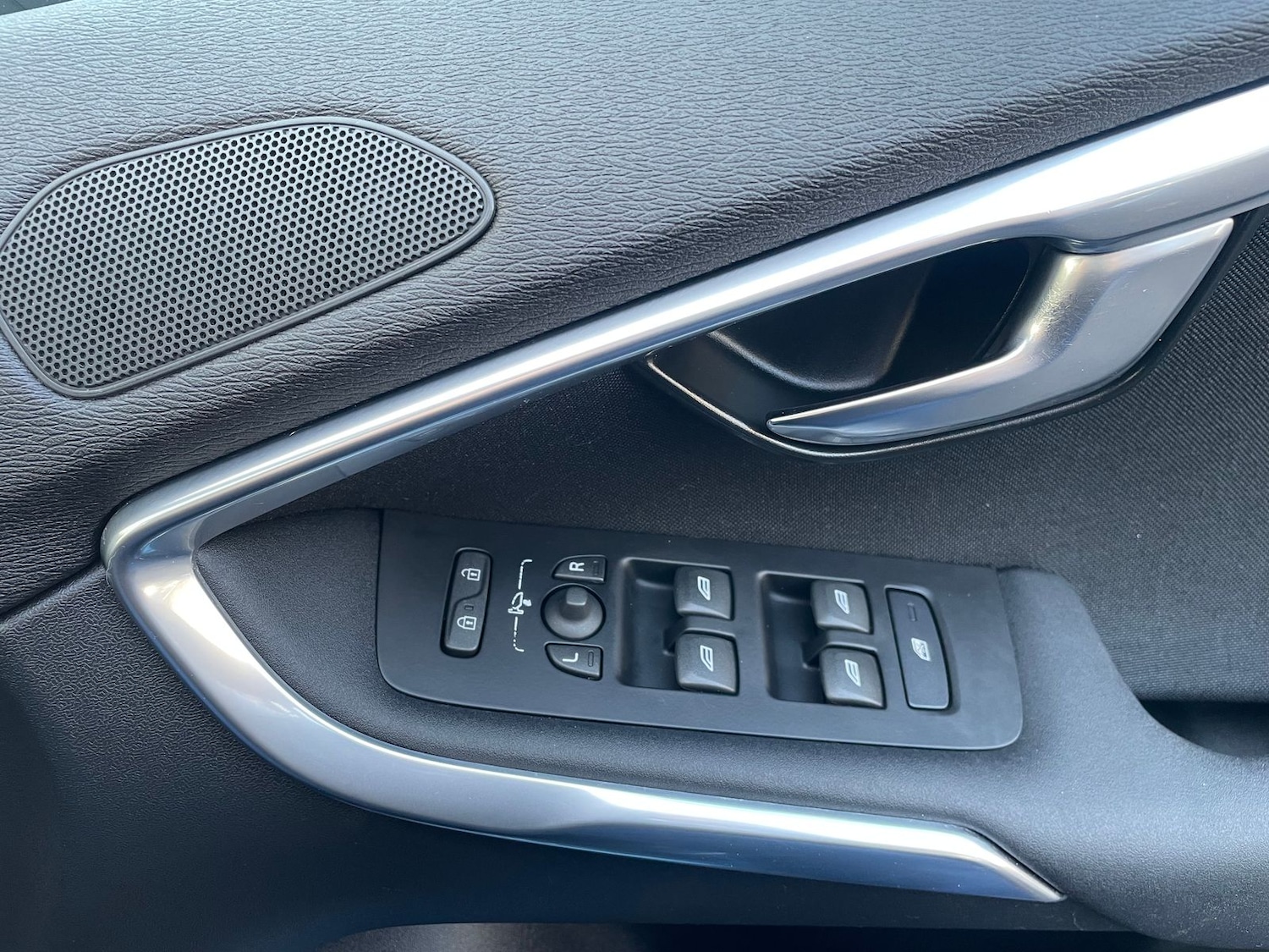 Used Volvo V40 2015 for sale - 76788405: Photo 23