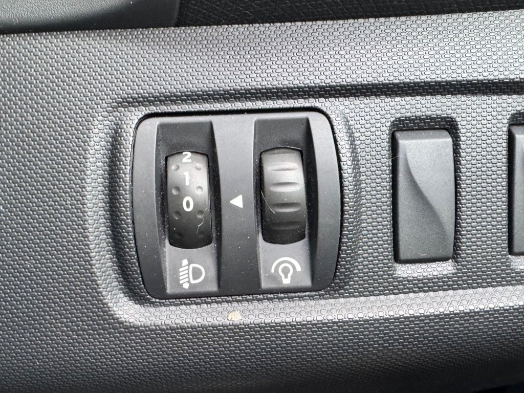 Used Renault Clio 2015 for sale - 76848168: Photo 31