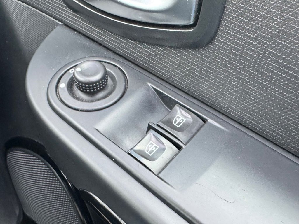 Used Renault Clio 2015 for sale - 76848168: Photo 32