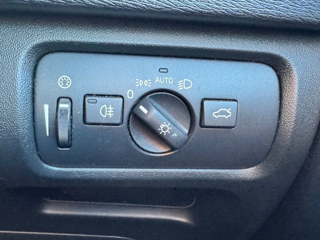 Used Volvo V40 2015 for sale - 76185449: Photo 32