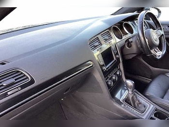 Used Volkswagen Golf 2017 for sale - 77054912: Photo