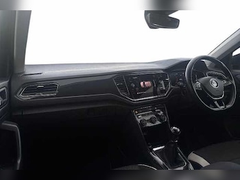 Used Volkswagen T-Roc 2018 for sale - 76324331: Photo