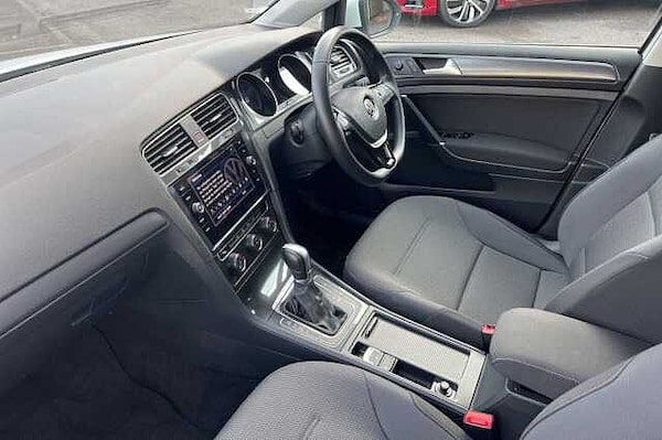 Used Volkswagen Golf 2018 for sale - 76093330: Photo 2