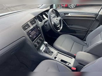 Used Volkswagen Golf 2018 for sale - 76093330: Photo 2