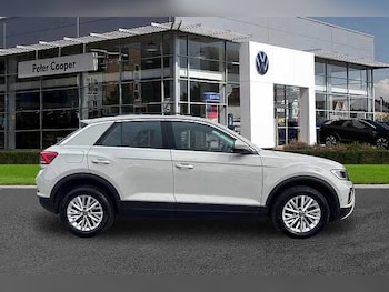 Used Volkswagen T-Roc 2023 for sale - 77851136: Photo