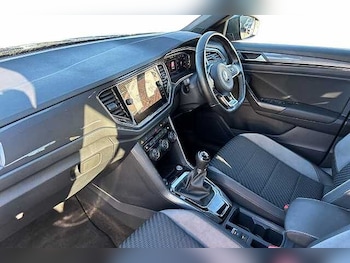 Used Volkswagen T-Roc 2021 for sale - 76531489: Photo