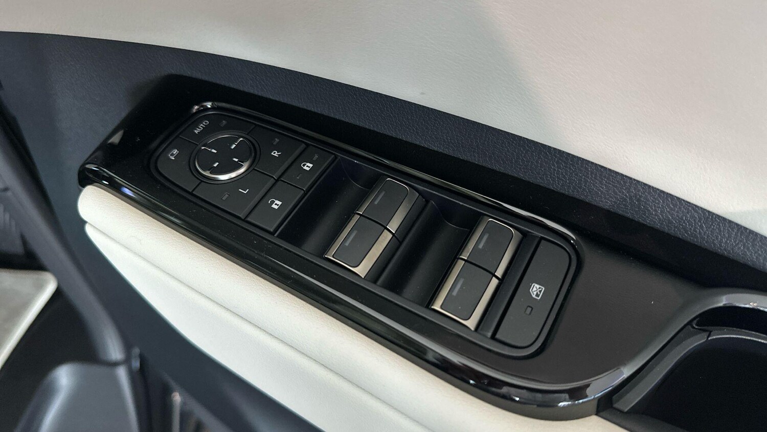 Used Lexus LM for sale - 76592885: Photo 18