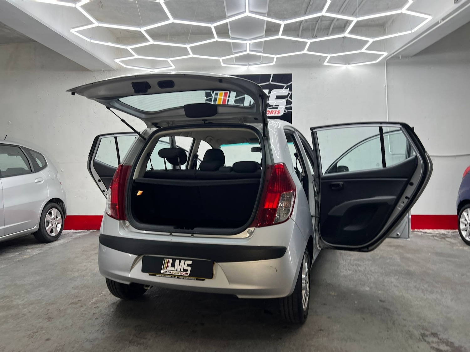 Used Hyundai i10 2011 for sale - 77555468: Photo 64