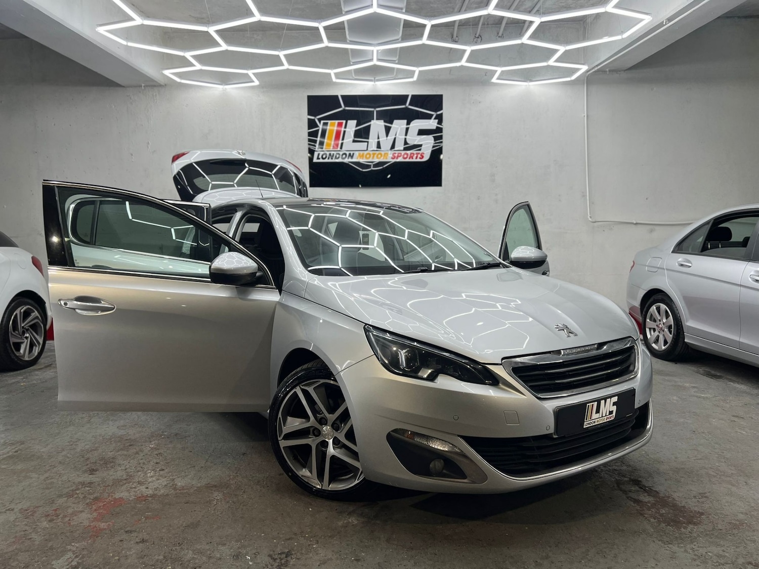 Used Peugeot 308 2014 for sale - 77903363: Photo 42