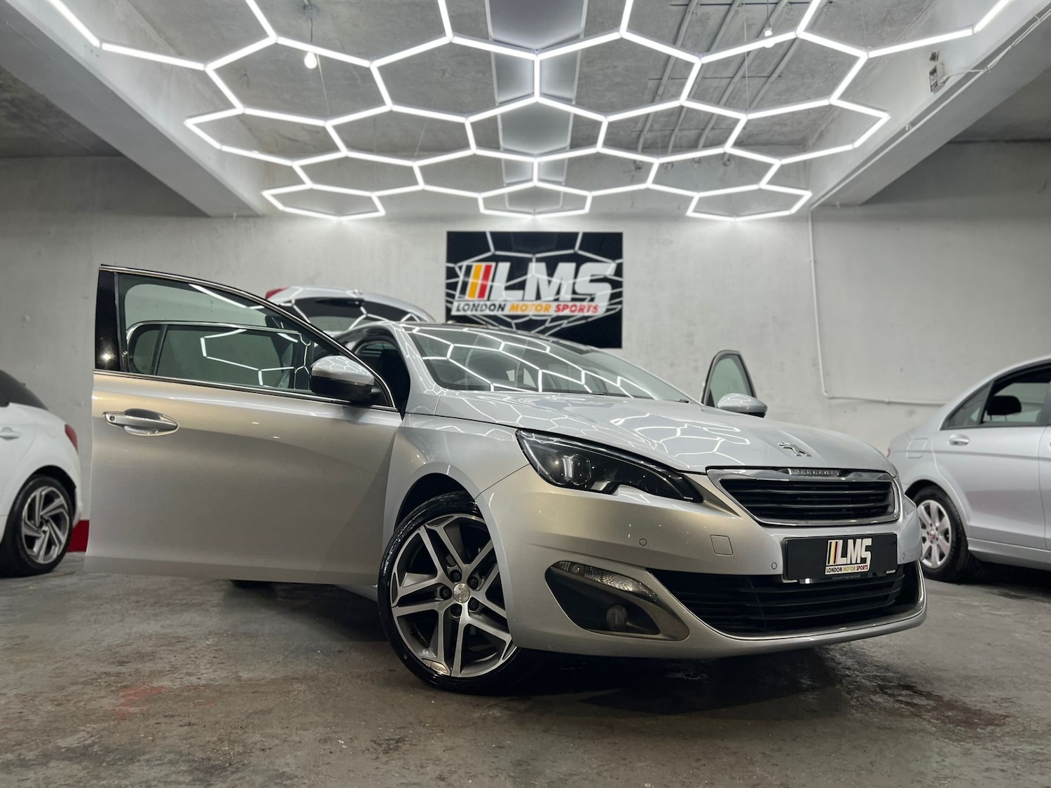 Used Peugeot 308 2014 for sale - 77903363: Photo 43
