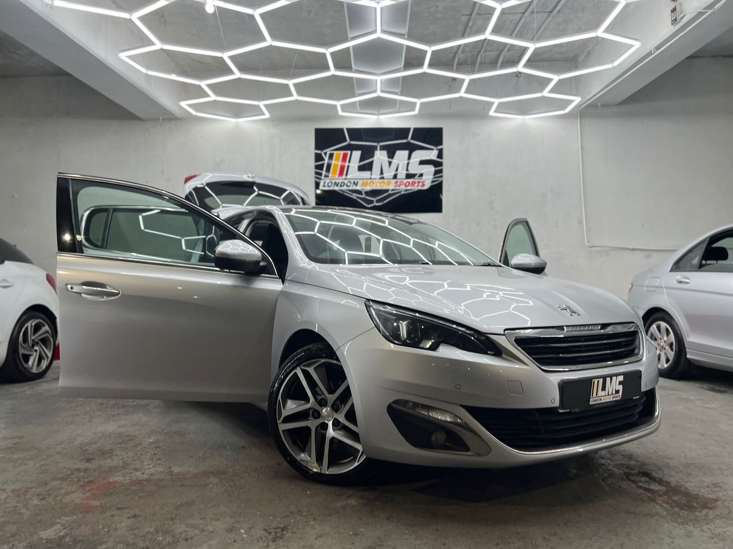 Used Peugeot 308 2014 for sale - 77903363: Photo 44