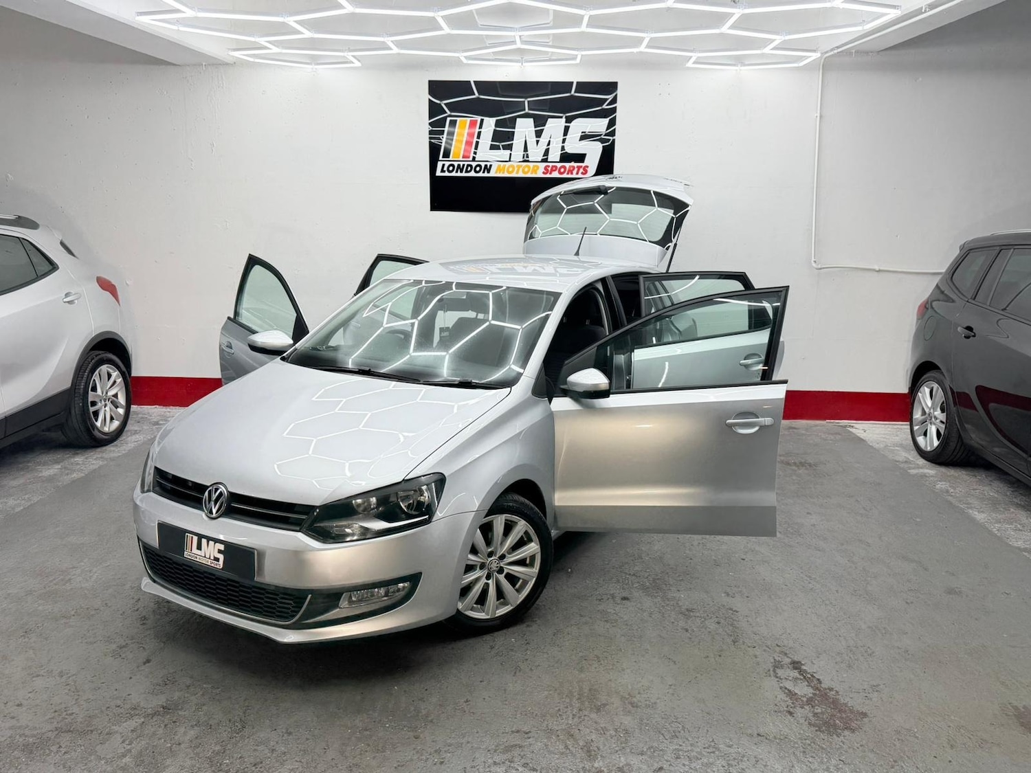 Used Volkswagen Polo 2010 for sale - 76565703: Photo 14