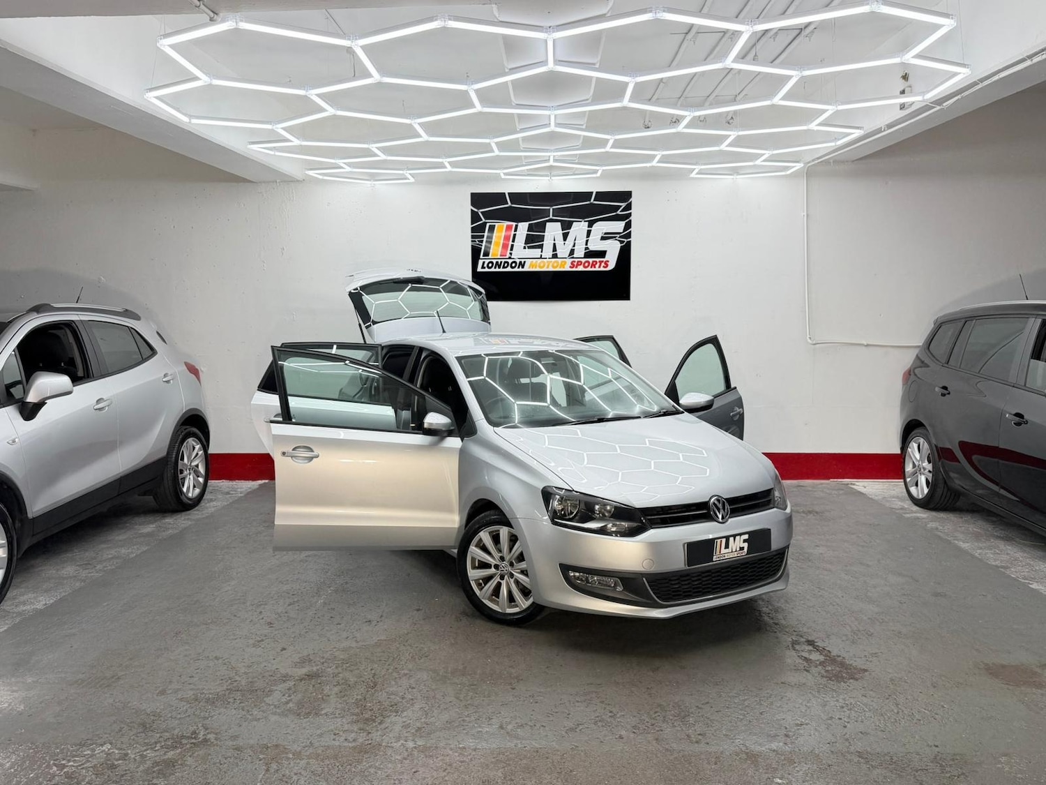 Used Volkswagen Polo 2010 for sale - 76565703: Photo 32