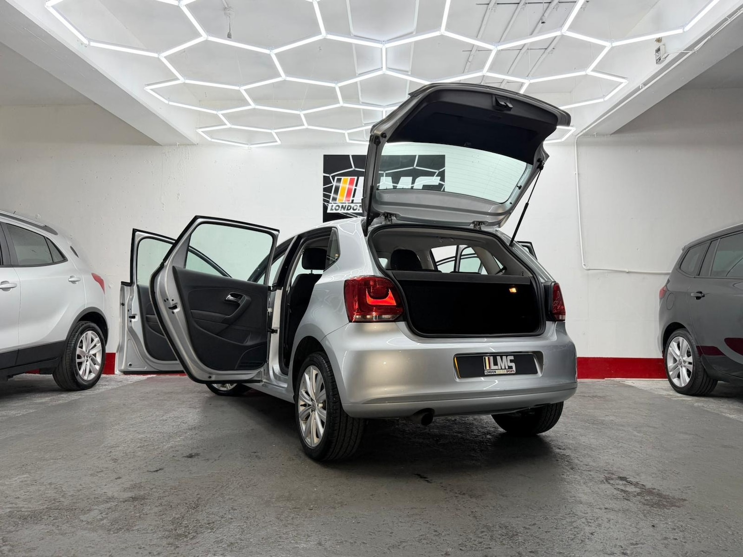 Used Volkswagen Polo 2010 for sale - 76565703: Photo 85