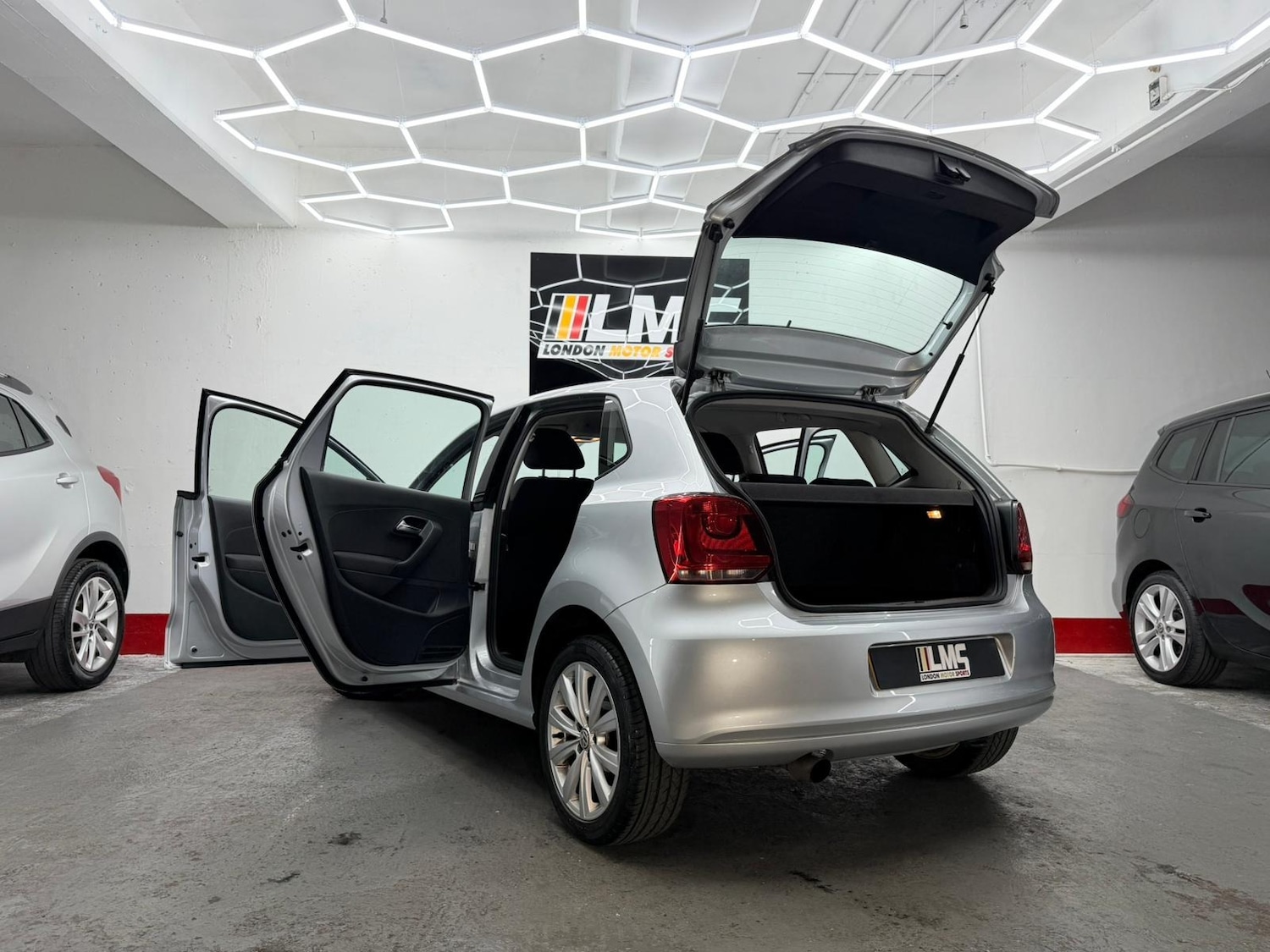 Used Volkswagen Polo 2010 for sale - 76565703: Photo 87